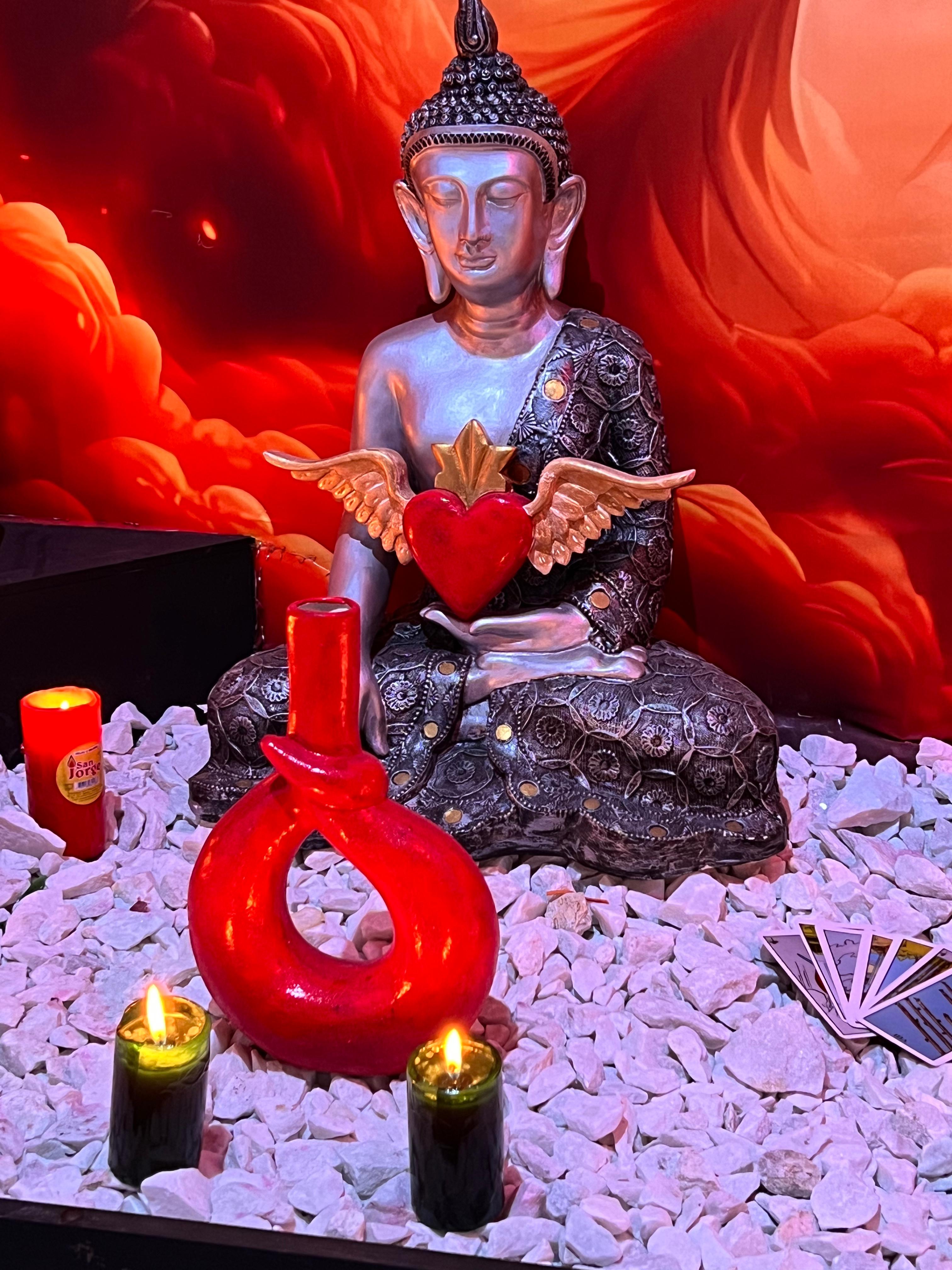Figura de Buda con velas