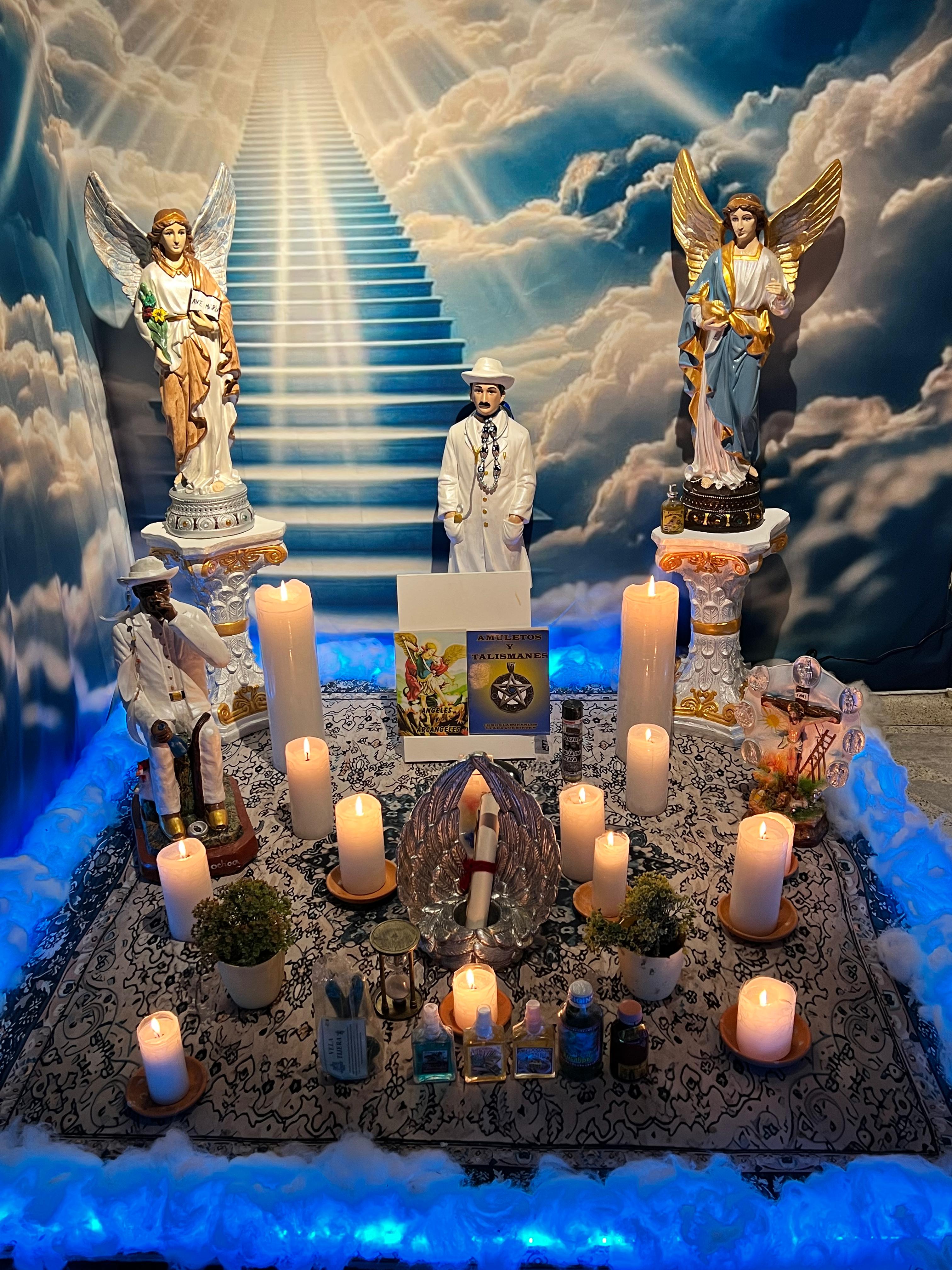 Velas encendidas y figuras angelicales
