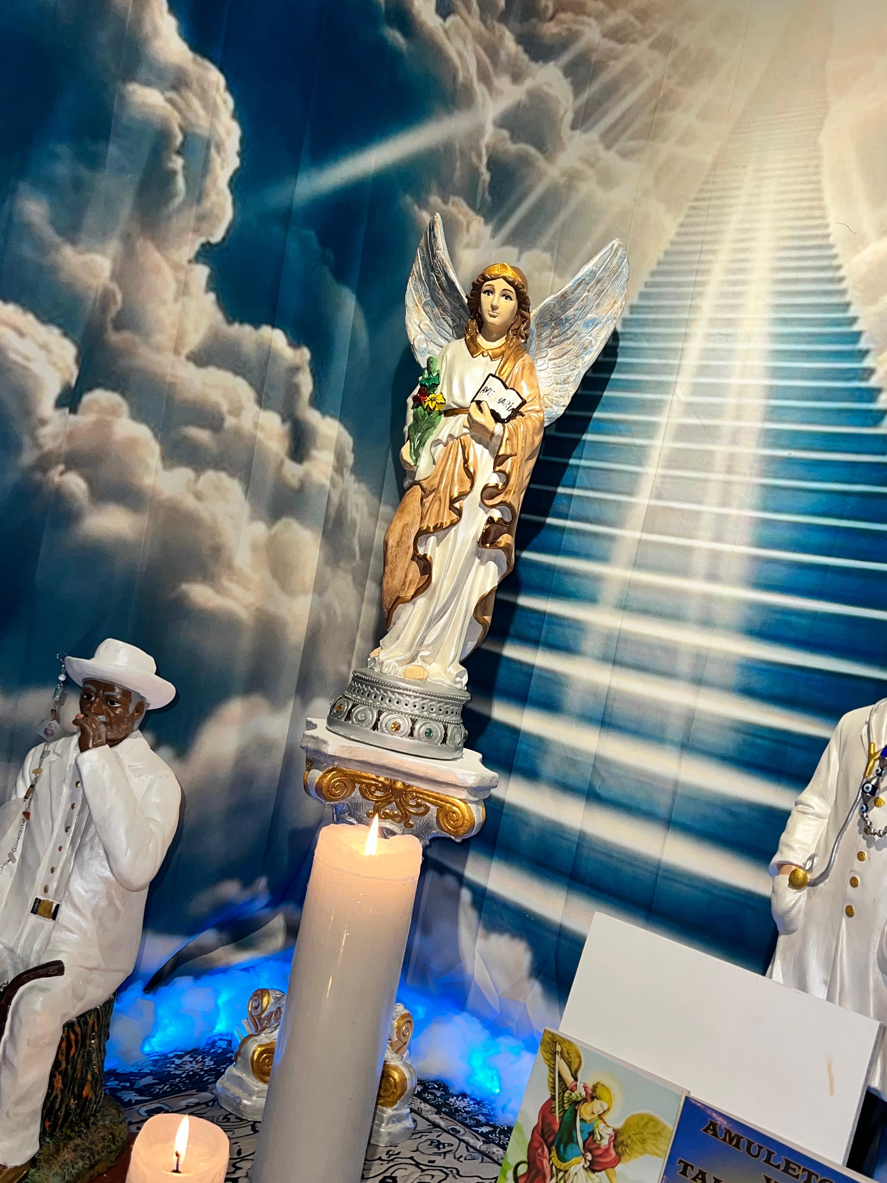 Figura de ángel con velas