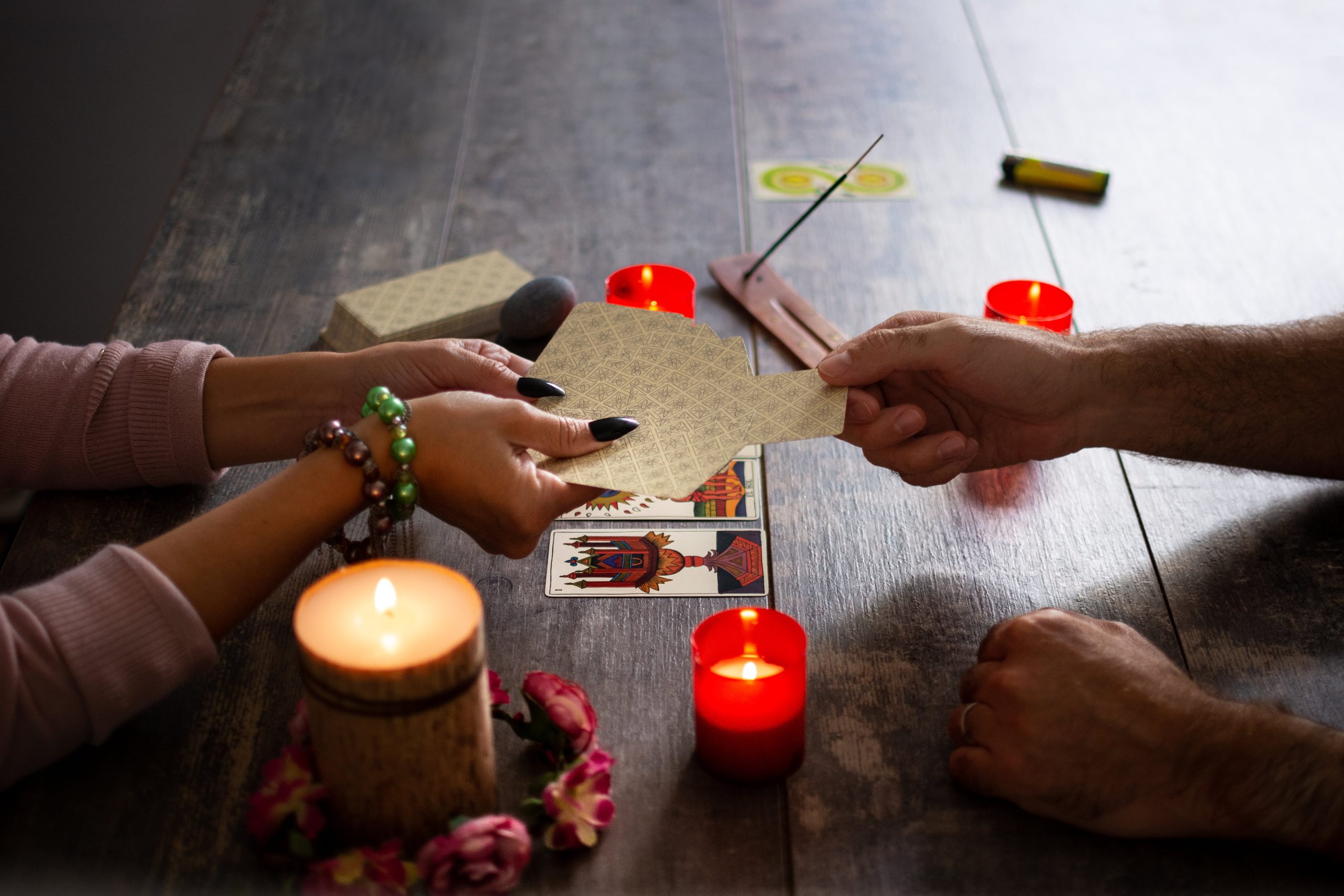 fortune-teller-reading-future-by-tarot-cards-rustic-table-min